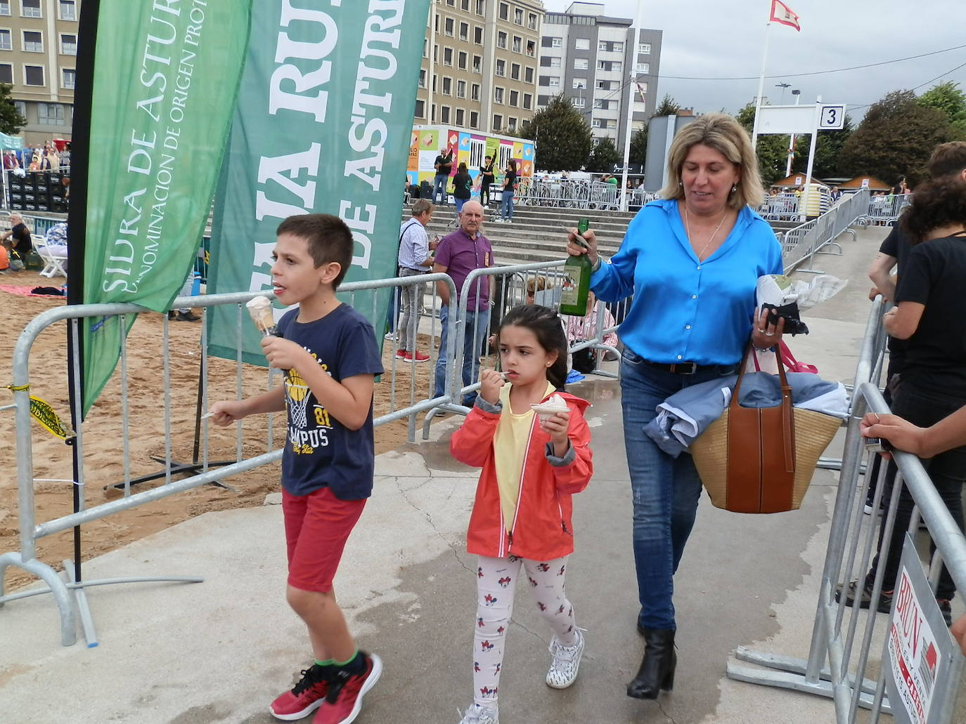 Fotos: ¿Estuviste en el récord mundial de escanciado de sidra de Gijón? ¡Búscate! (4)