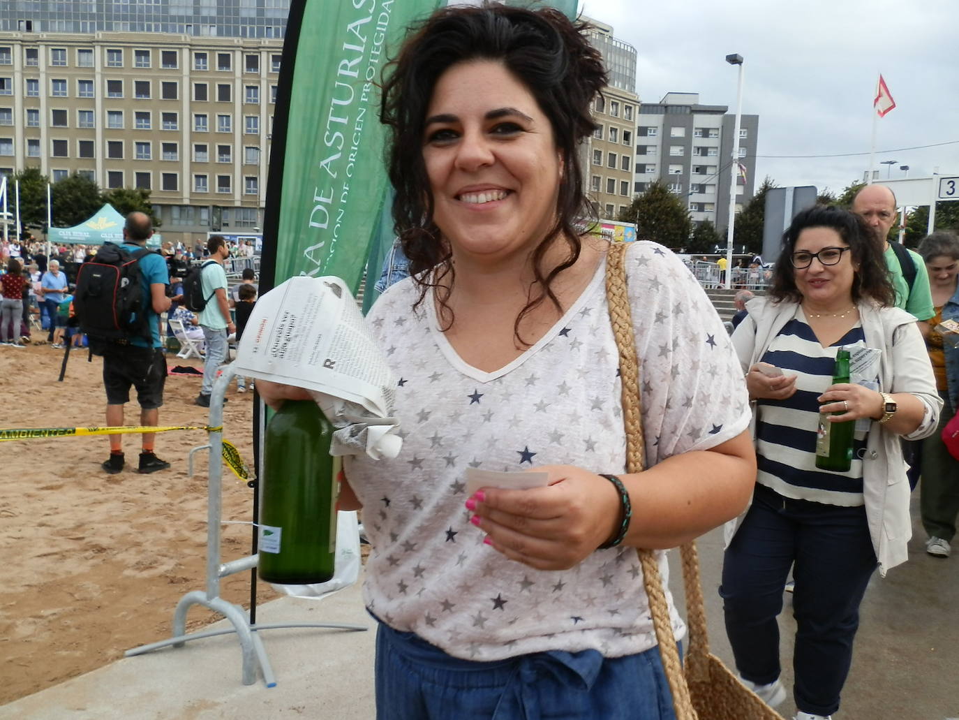 Fotos: ¿Estuviste en el récord mundial de escanciado de sidra de Gijón? ¡Búscate! (4)