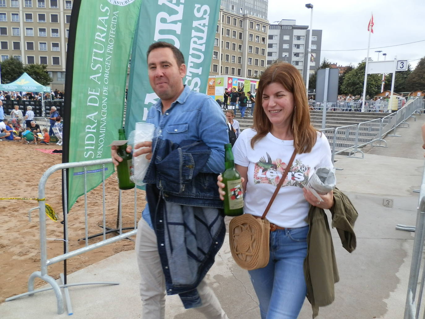 Fotos: ¿Estuviste en el récord mundial de escanciado de sidra de Gijón? ¡Búscate! (4)