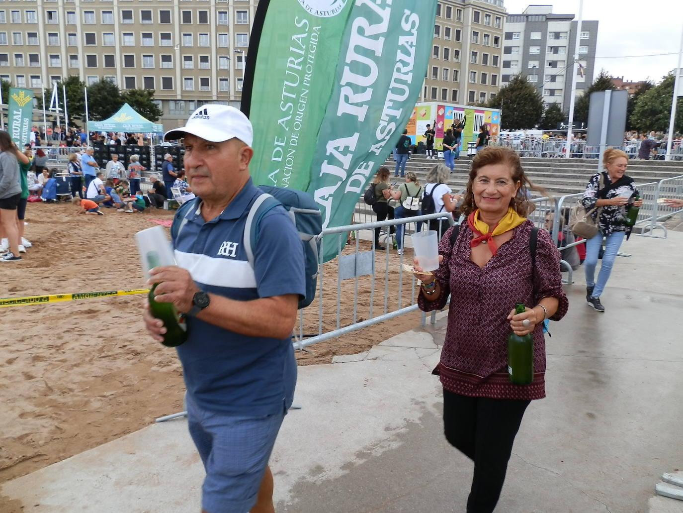 Fotos: ¿Estuviste en el récord mundial de escanciado de sidra de Gijón? ¡Búscate! (4)