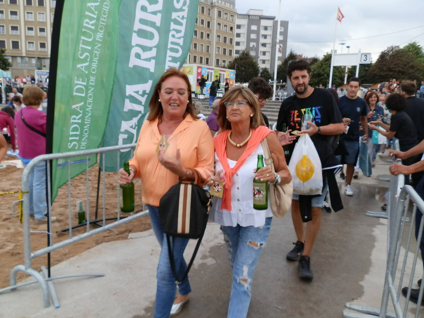 Fotos: ¿Estuviste en el récord mundial de escanciado de sidra de Gijón? ¡Búscate! (4)