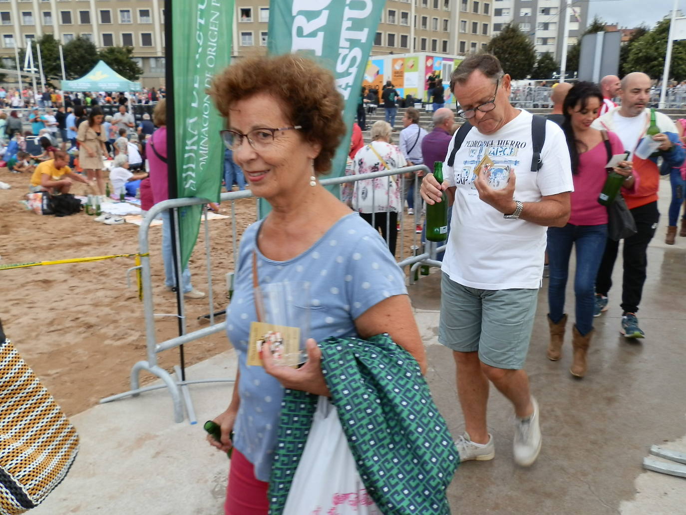 Fotos: ¿Estuviste en el récord mundial de escanciado de sidra de Gijón? ¡Búscate! (4)