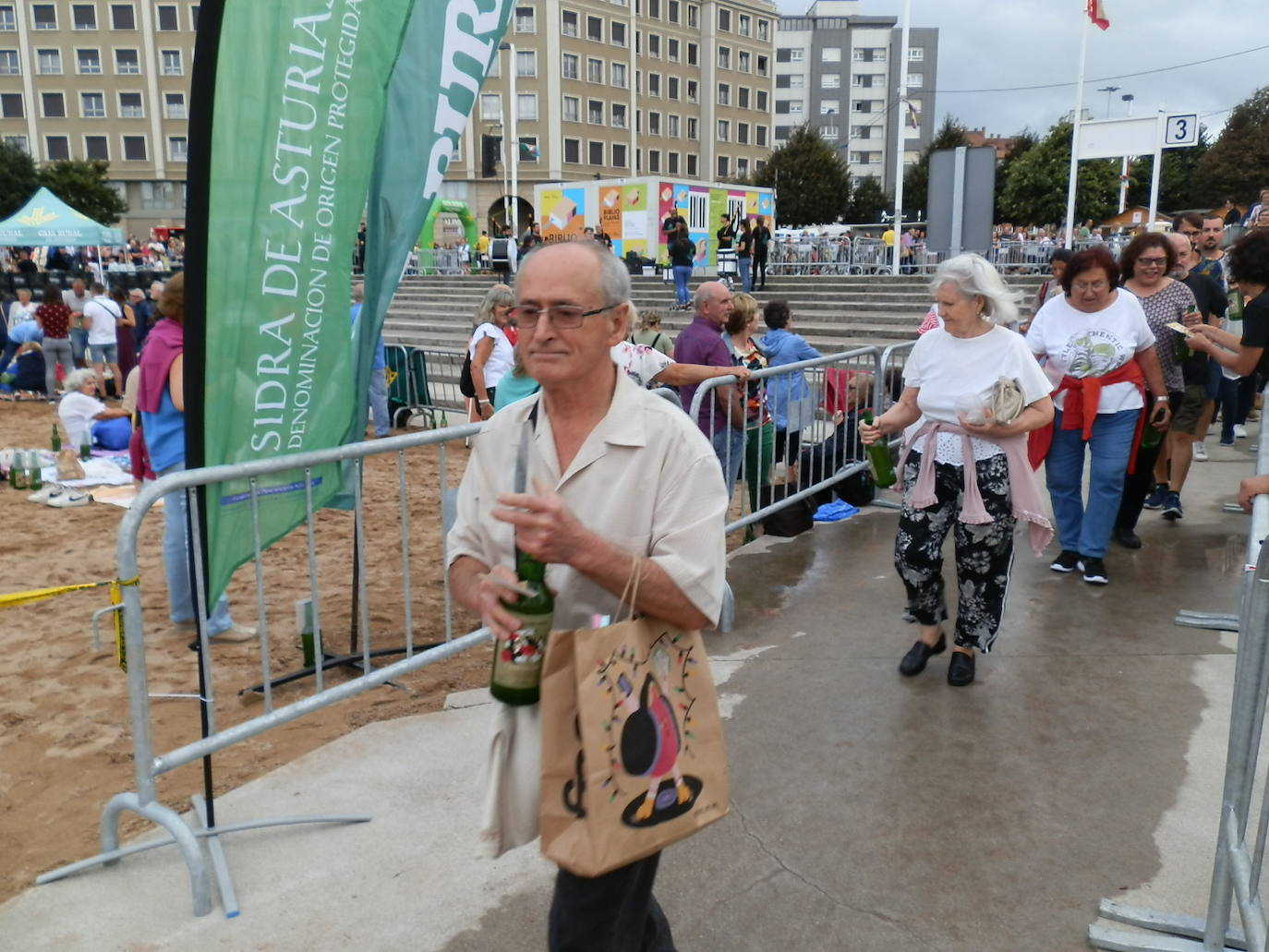 Fotos: ¿Estuviste en el récord mundial de escanciado de sidra de Gijón? ¡Búscate! (4)