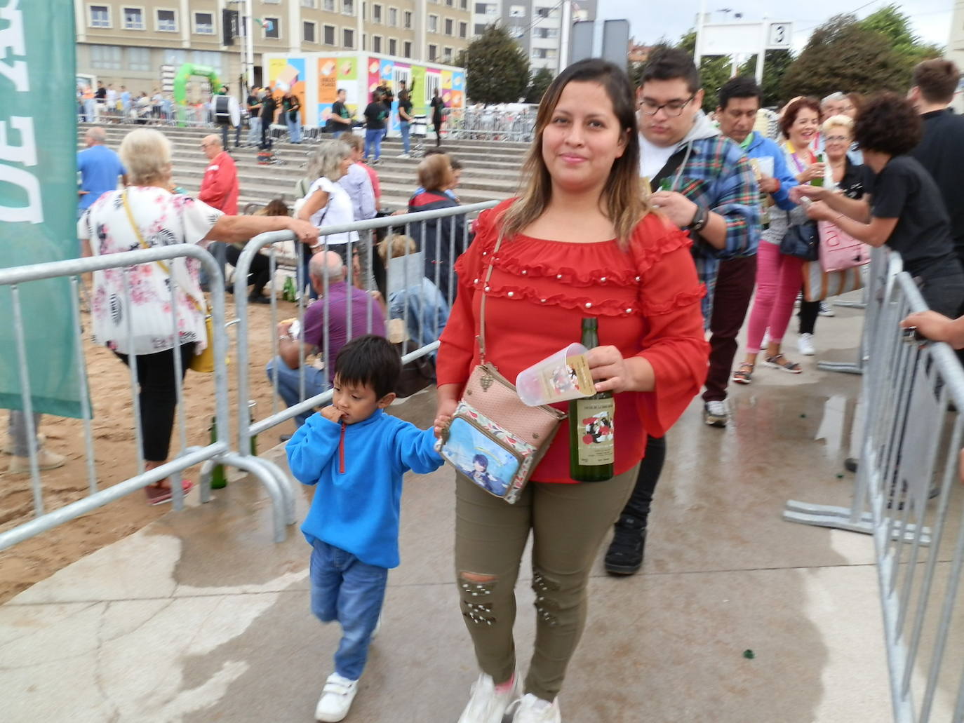 Fotos: ¿Estuviste en el récord mundial de escanciado de sidra de Gijón? ¡Búscate! (4)