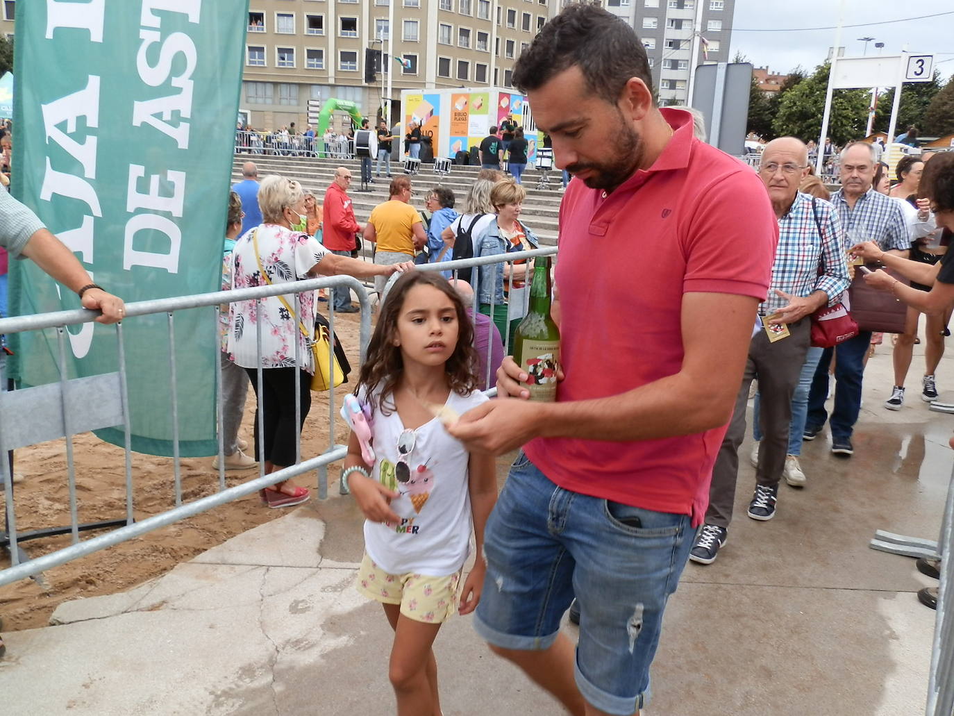 Fotos: ¿Estuviste en el récord mundial de escanciado de sidra de Gijón? ¡Búscate! (4)