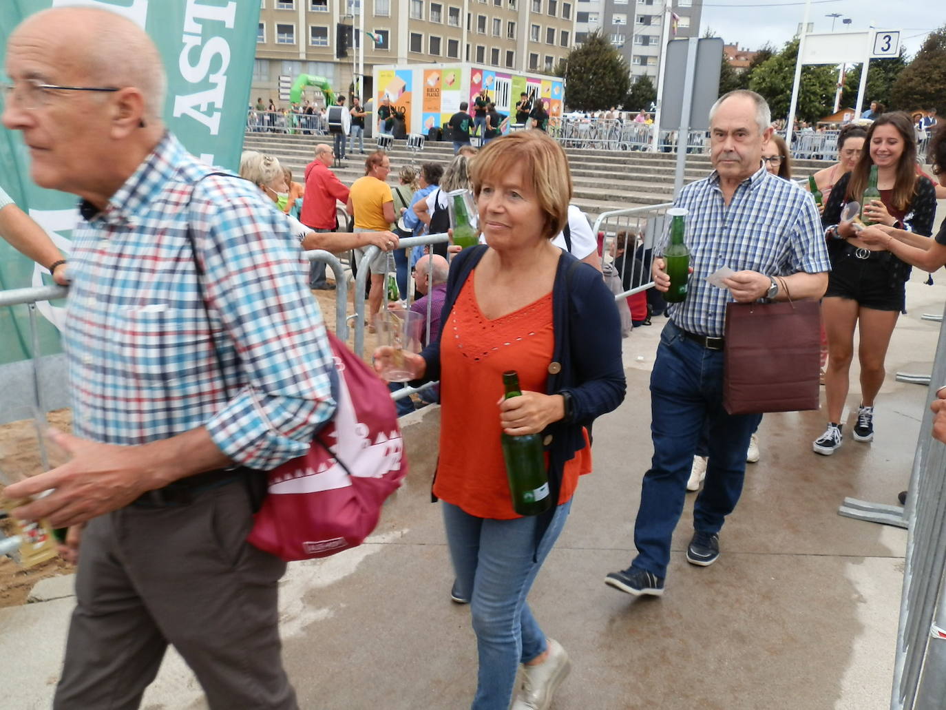 Fotos: ¿Estuviste en el récord mundial de escanciado de sidra de Gijón? ¡Búscate! (4)