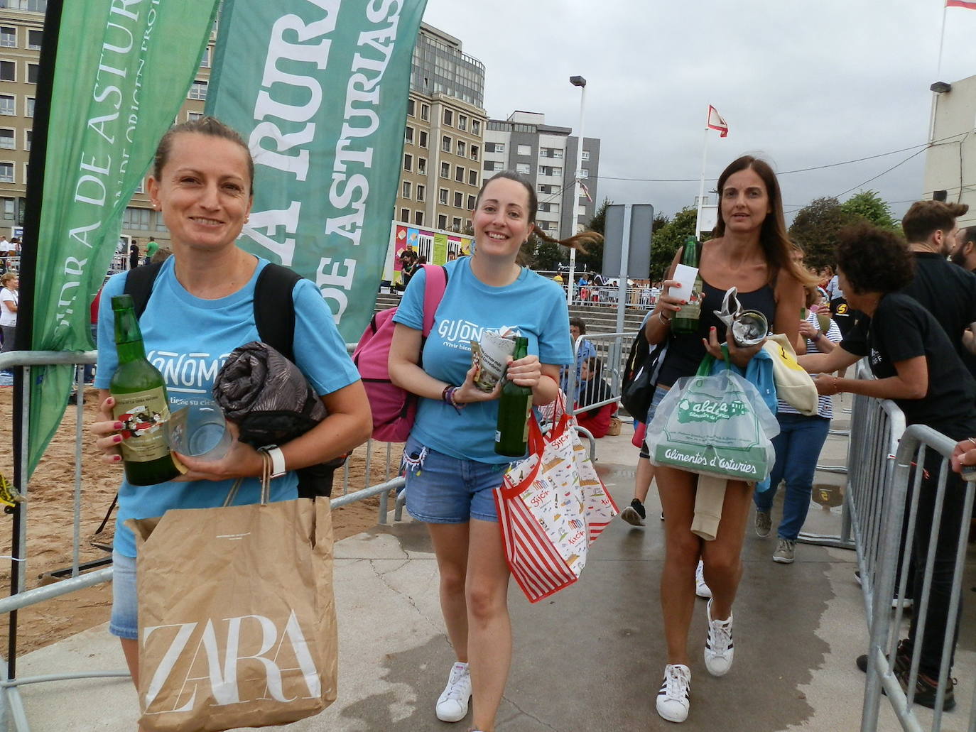 Fotos: ¿Estuviste en el récord mundial de escanciado de sidra de Gijón? ¡Búscate! (4)