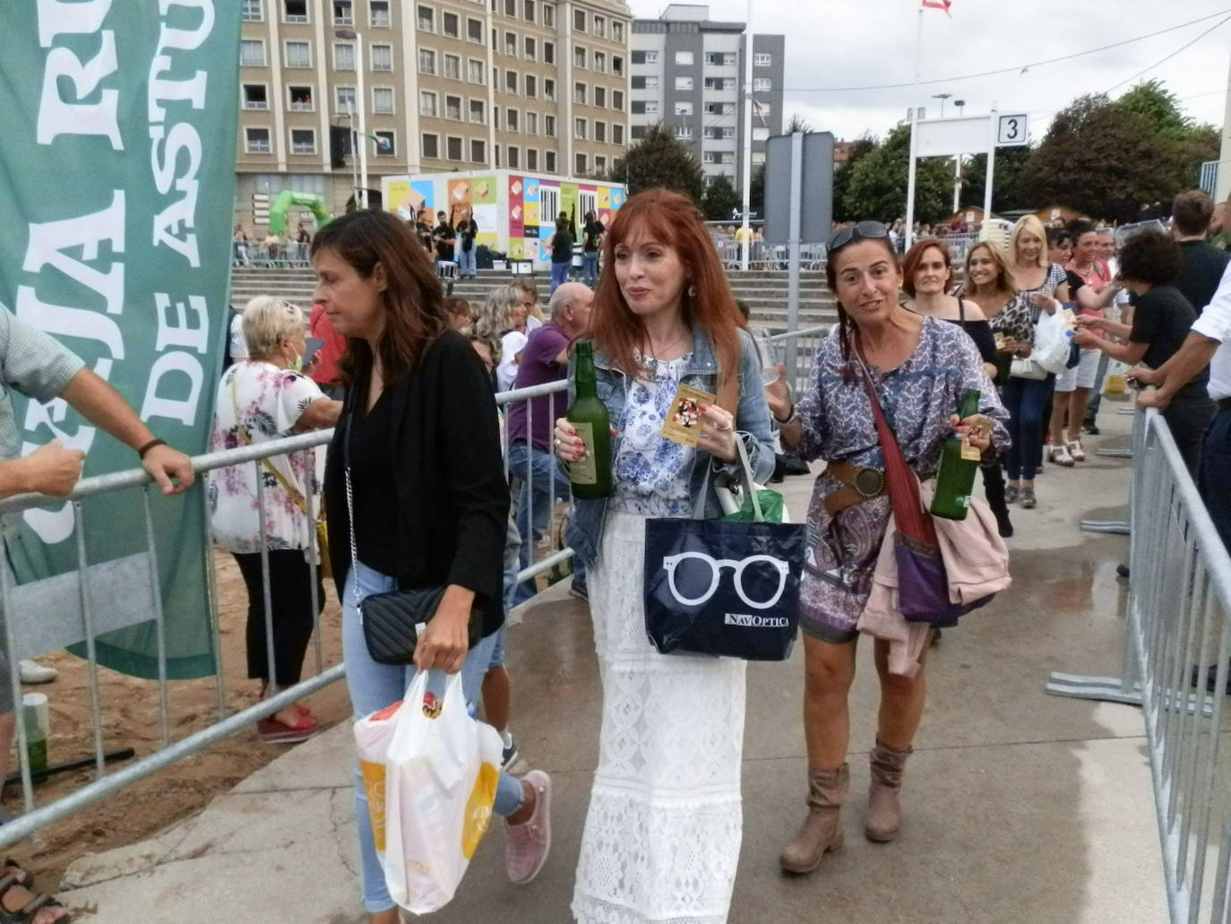 Fotos: ¿Estuviste en el récord mundial de escanciado de sidra de Gijón? ¡Búscate! (4)