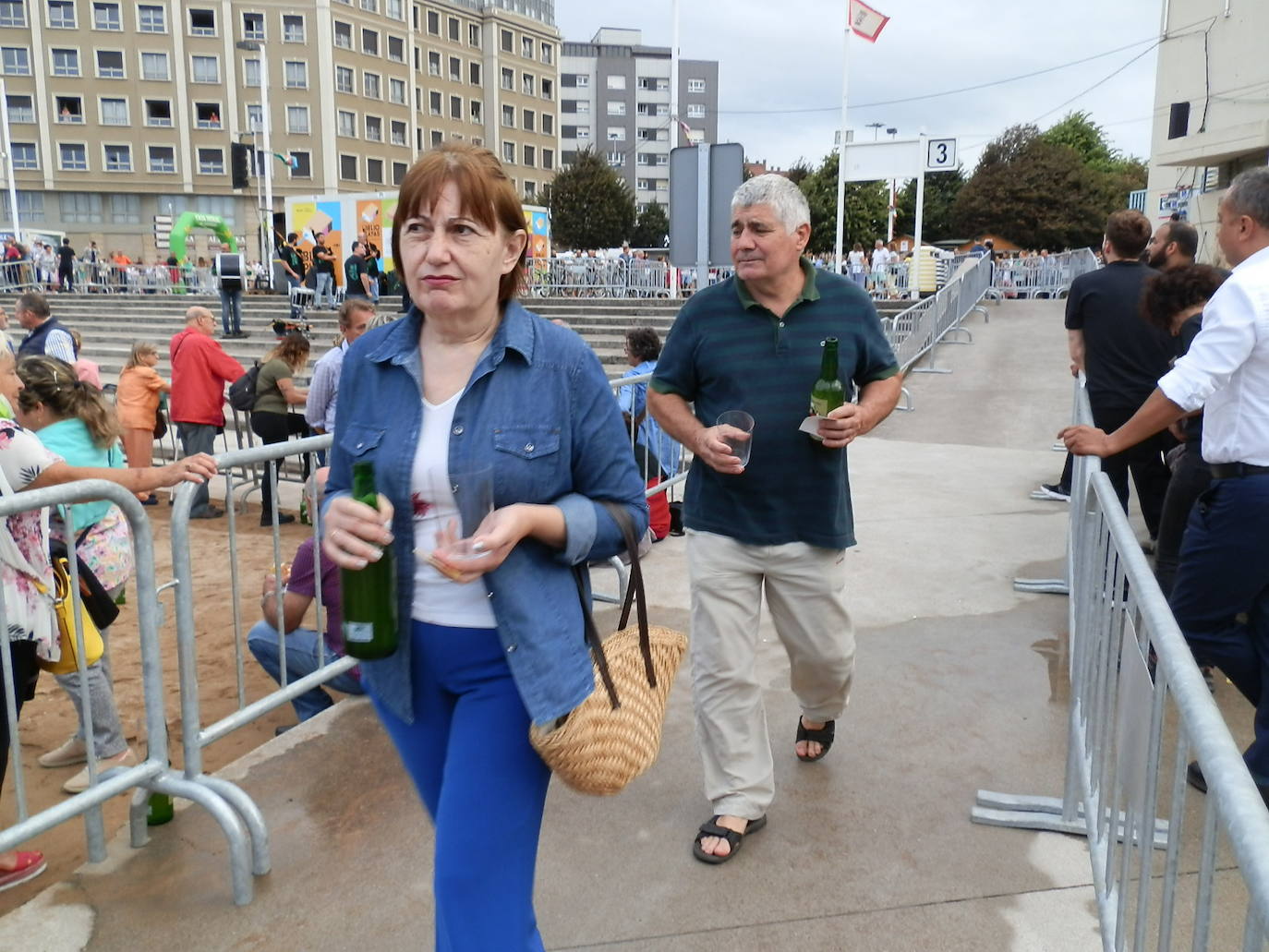 Fotos: ¿Estuviste en el récord mundial de escanciado de sidra de Gijón? ¡Búscate! (4)