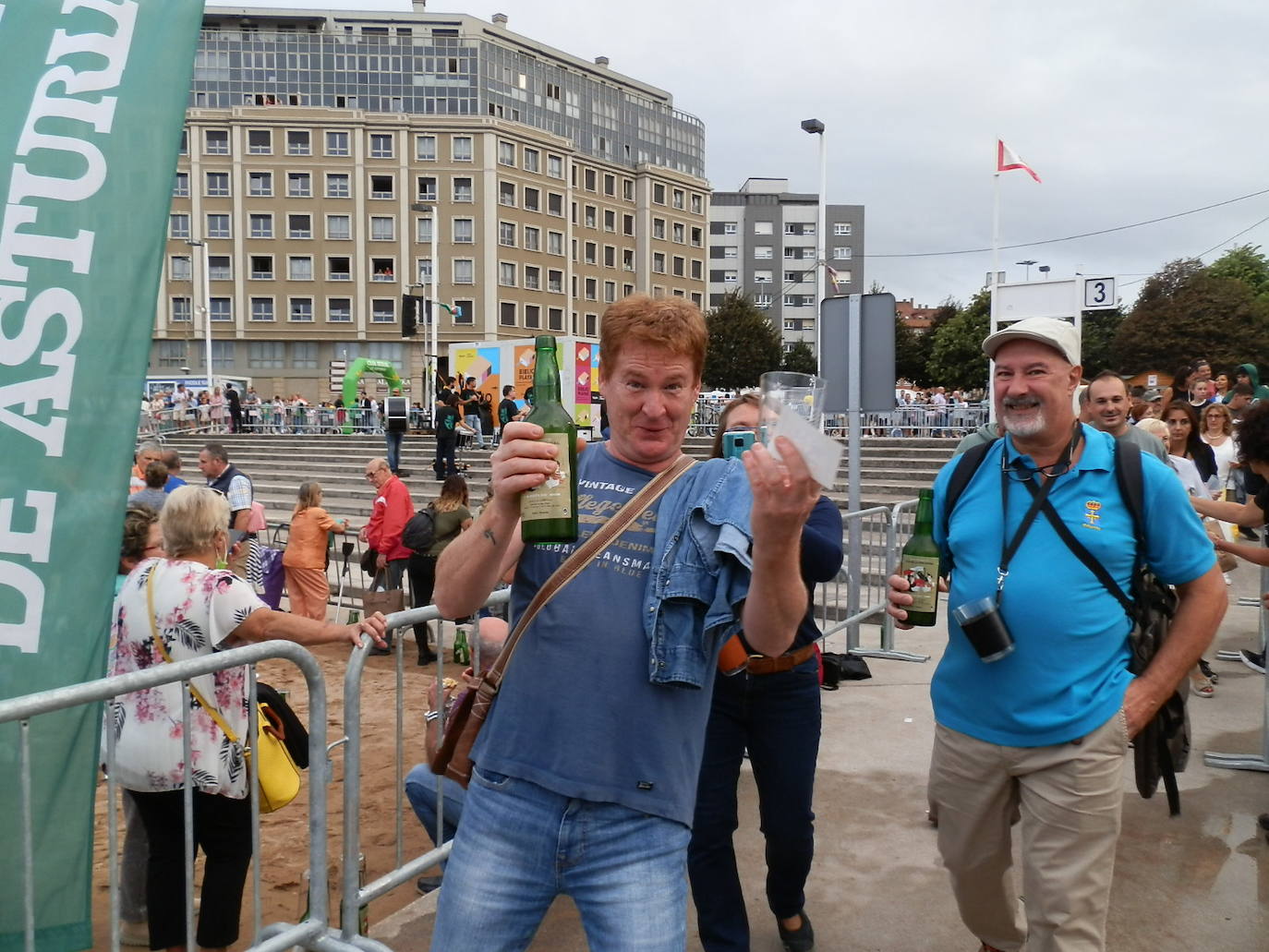 Fotos: ¿Estuviste en el récord mundial de escanciado de sidra de Gijón? ¡Búscate! (4)