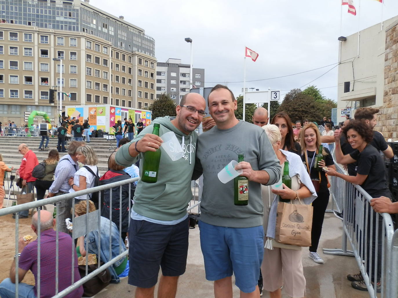 Fotos: ¿Estuviste en el récord mundial de escanciado de sidra de Gijón? ¡Búscate! (4)