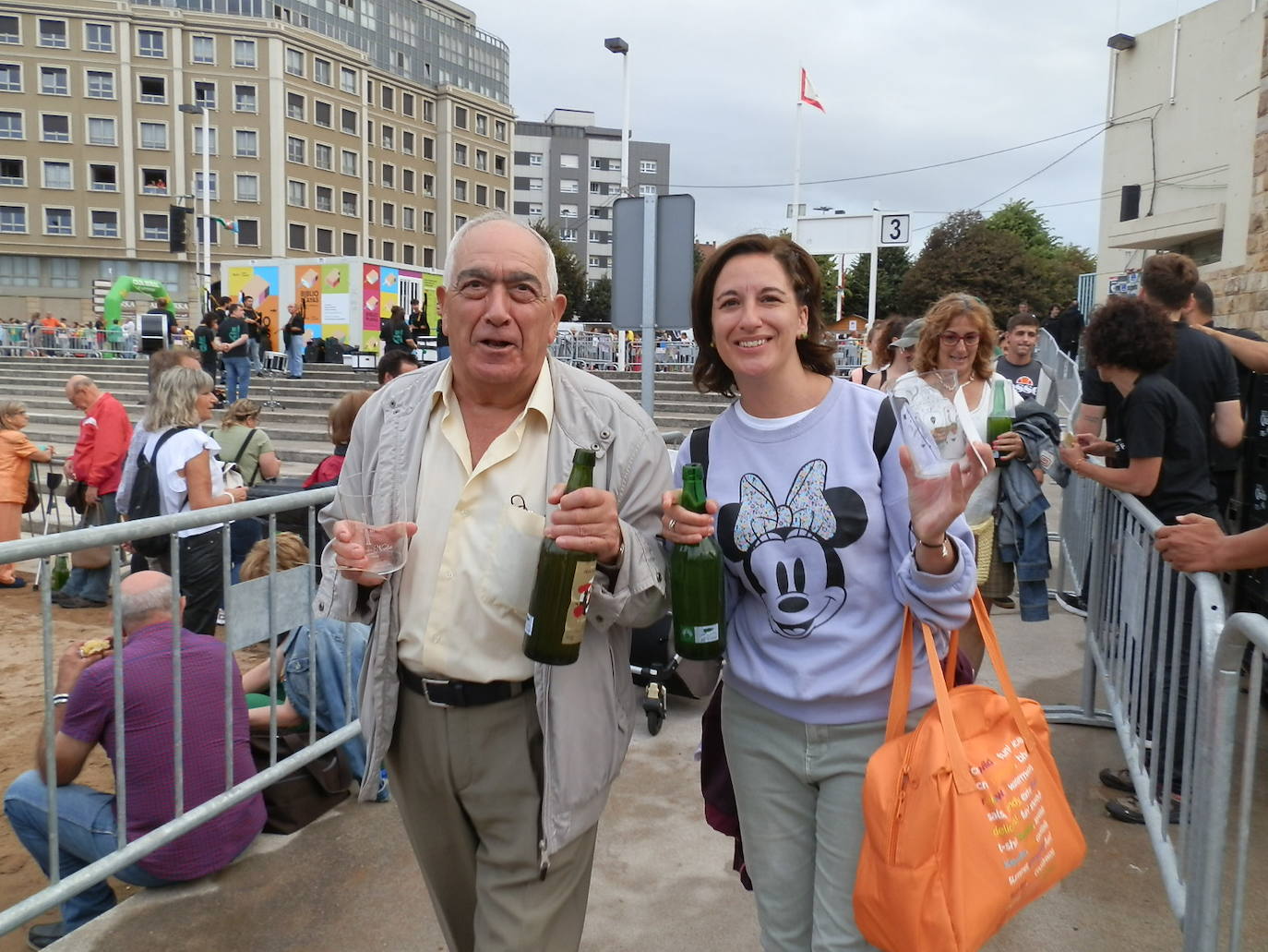 Fotos: ¿Estuviste en el récord mundial de escanciado de sidra de Gijón? ¡Búscate! (4)