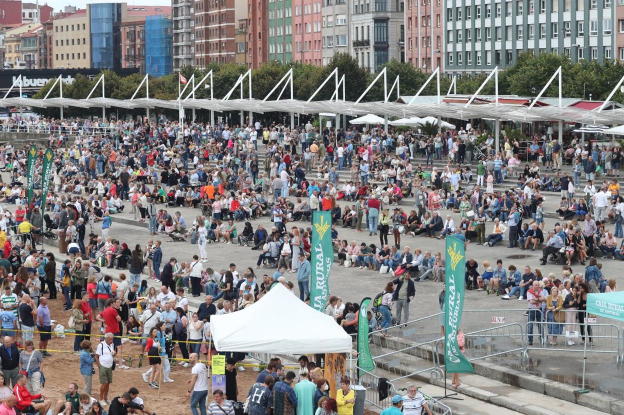 Numeroso público no tardó en concentrarse dentro y fuera del recinto. 