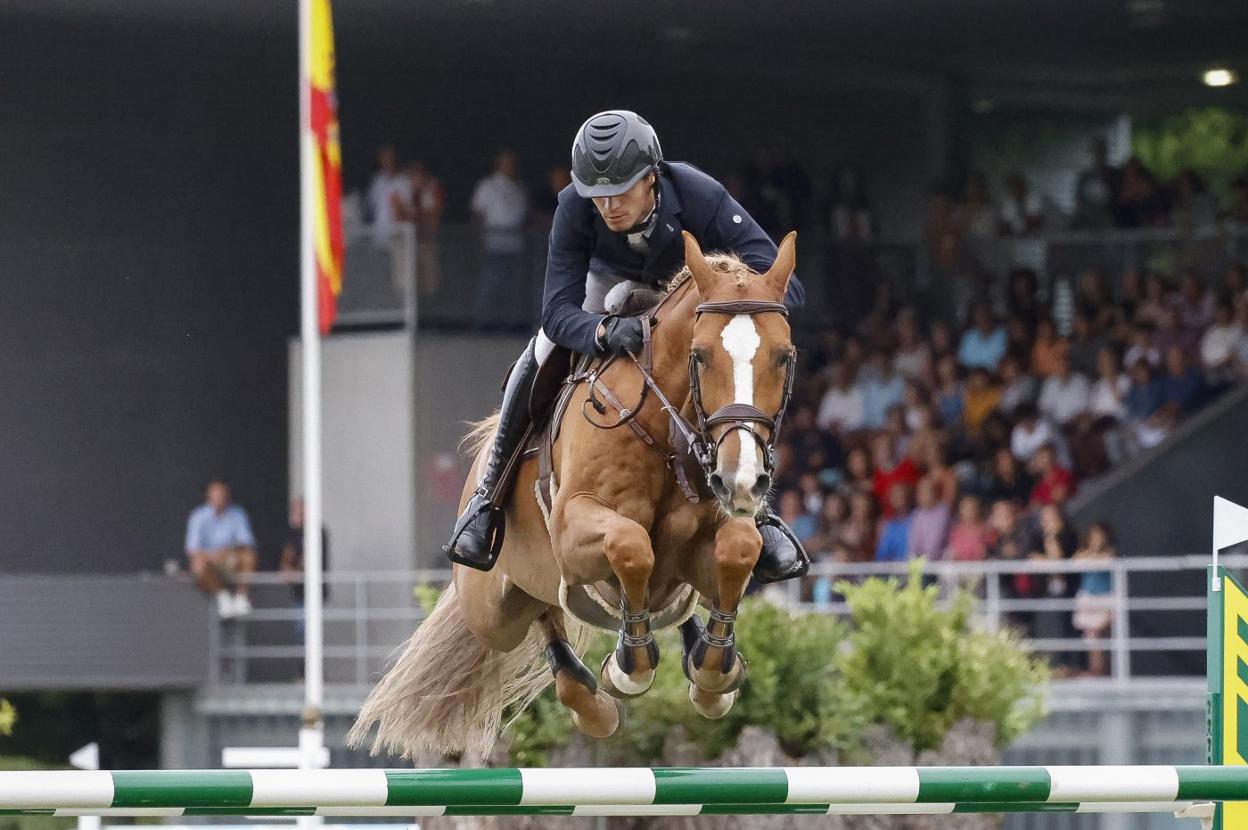 Kersten, a lomos de 'Grieg S' supera un obstáculo durante su victorioso recorrido. 