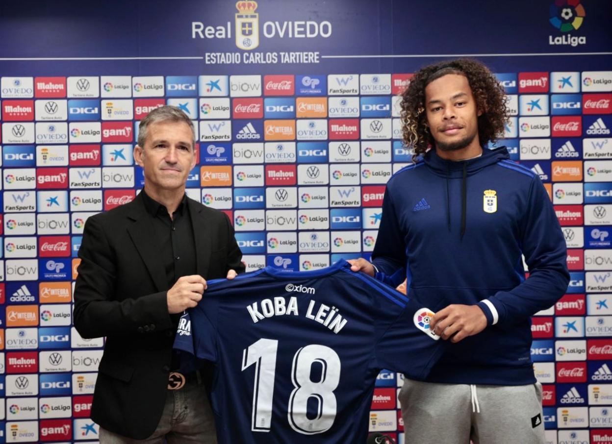 Tito junto a Koba ayer, en su presentación oficial como jugador del Real Oviedo, al que llega en calidad de cedido procedente del Valencia. 