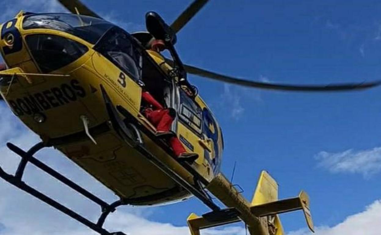 Un helicóptero de los bomberos de Asturias. 