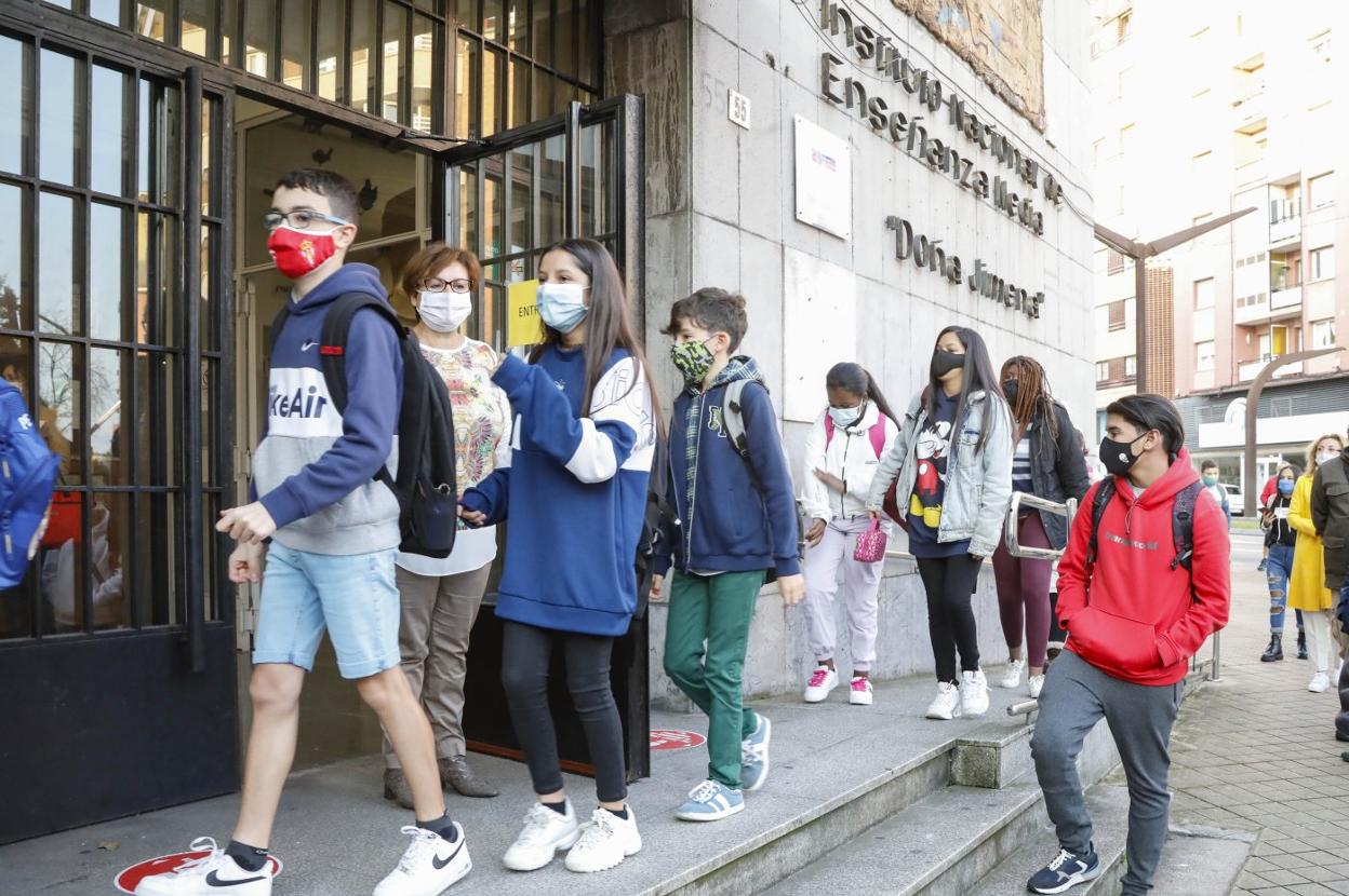 Alumnos del Instituto Doña Jimena de Gijón acceden al centro educativo. 