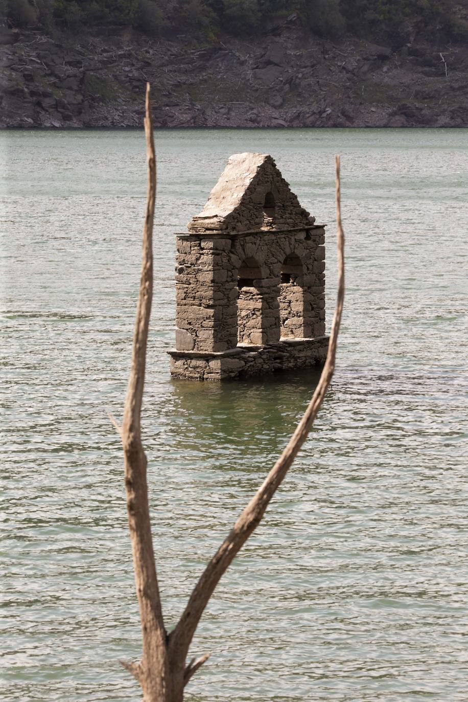 Fotos: La sequía deja ver las ruinas de una antigua población bajo el embalse de Grandas de Salime