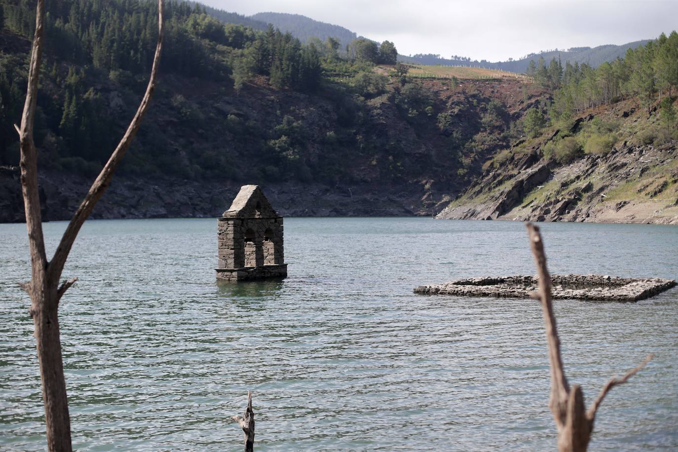 Fotos: La sequía deja ver las ruinas de una antigua población bajo el embalse de Grandas de Salime