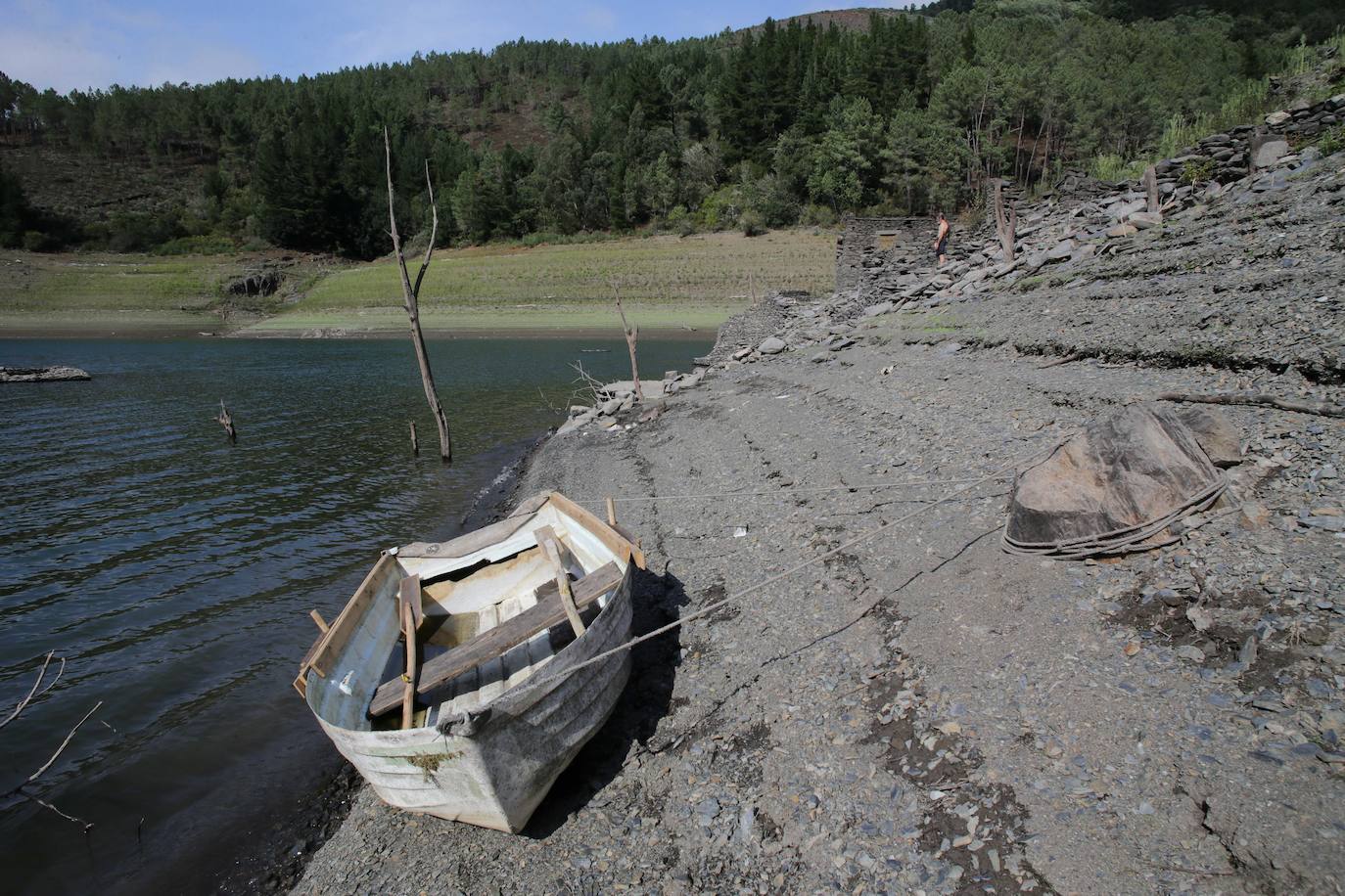 Fotos: La sequía deja ver las ruinas de una antigua población bajo el embalse de Grandas de Salime