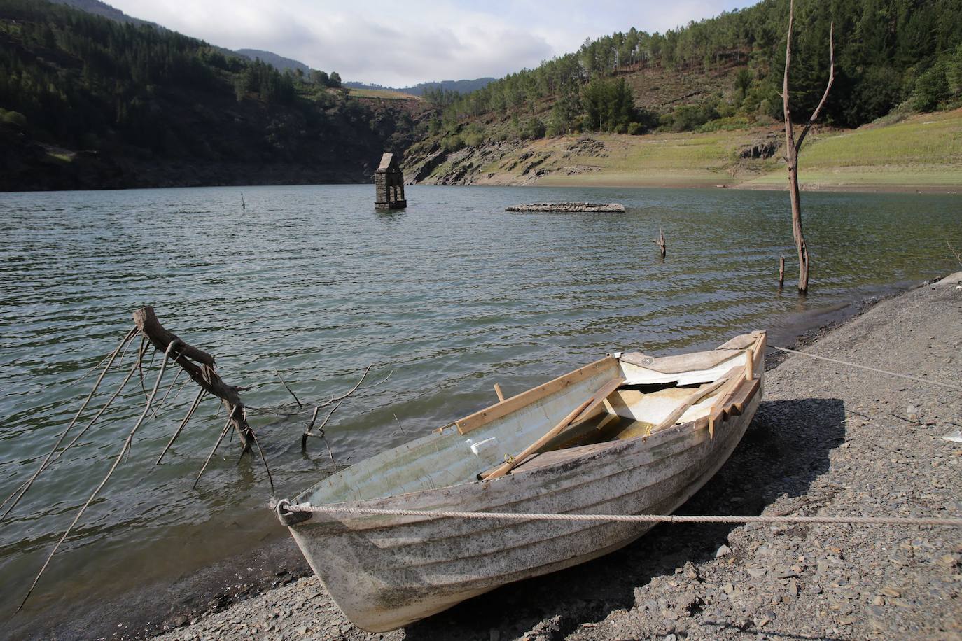 Fotos: La sequía deja ver las ruinas de una antigua población bajo el embalse de Grandas de Salime