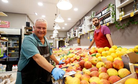 El más antiguo 'Alimentación La Granja'. Aaron Abraham Bucce y Julio César Menéndez, en la tienda.