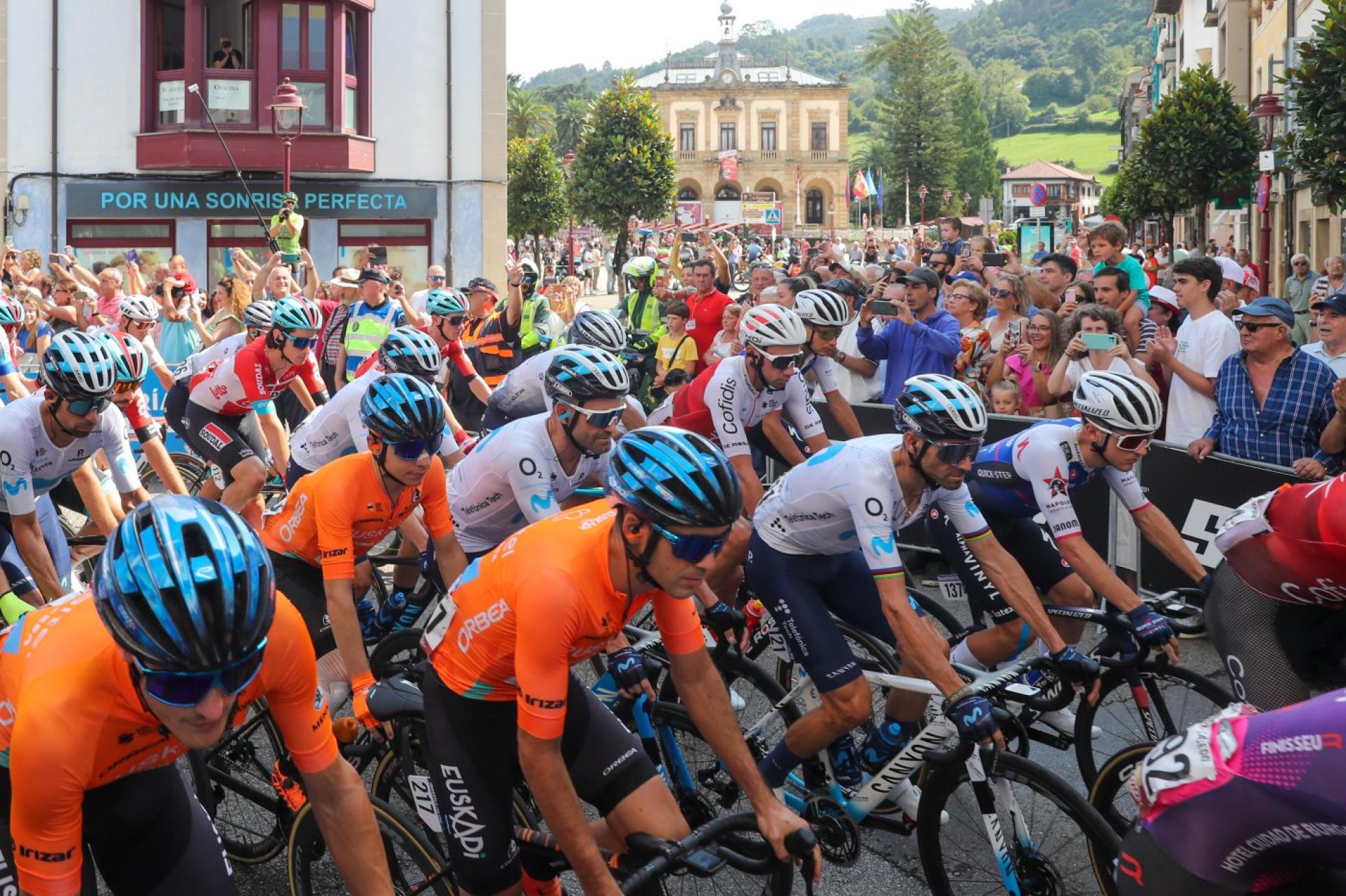 Momento en el que los corredores inician la etapa de ayer con el Ayuntamiento de Villaviciosa al fondo. 