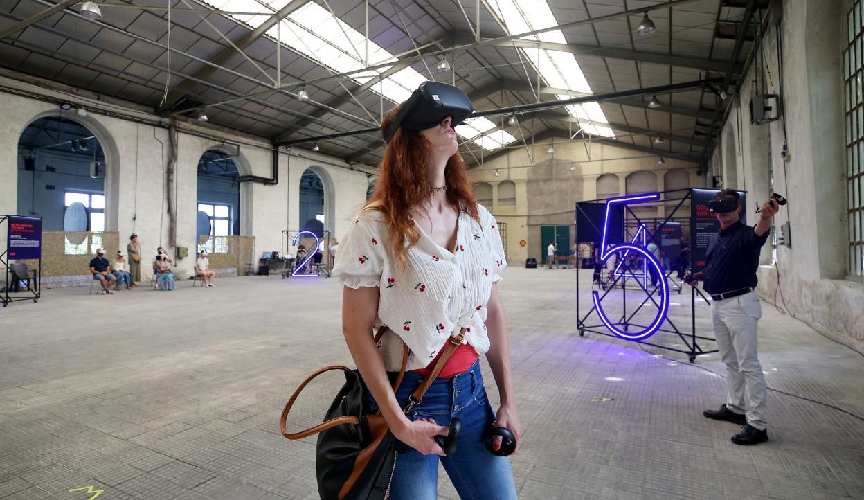 Varias personas disfrutan de una experiencia de realidad virtual en La Vega. 