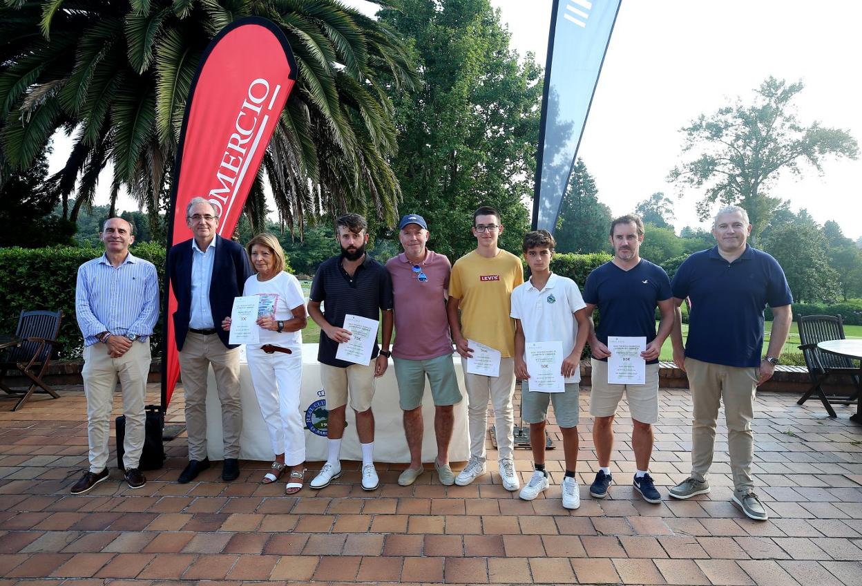 Los premiados en la prueba del Trofeo EL COMERCIO-ABANCA posaron en la tradicional foto de familia en La Barganiza. 