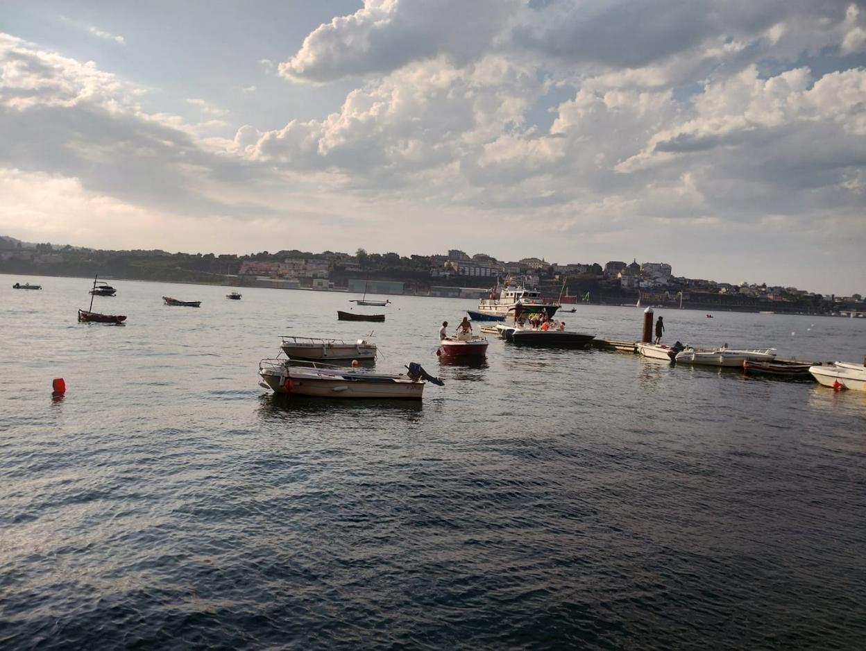 Los sanitarios atienden a los heridos en en el muelle de Castropol. 