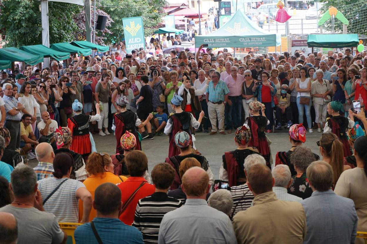 Exhibición del Corri Corri infantil en la carpa instalada en el parque de Arenas. 