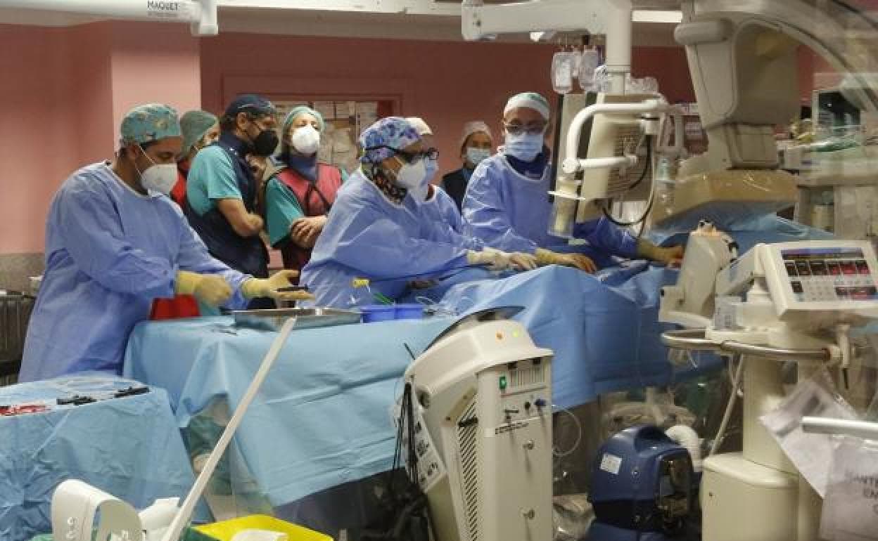 Profesionales sanitarios realizando una intervención en el quirófano híbrido del servicio de vascular del Hospital Universitario de Cabueñes.