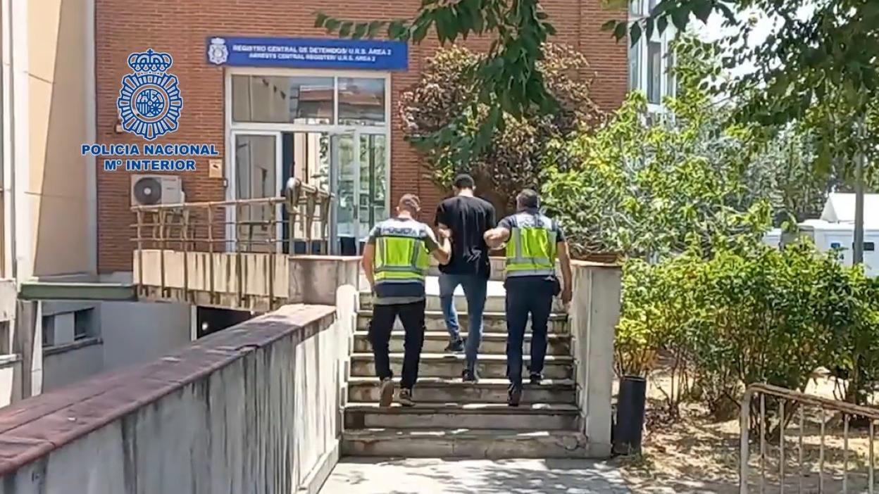 La Policía Nacional, con un presunto integrante del capítulo gijonés de Los Trinitarios. 