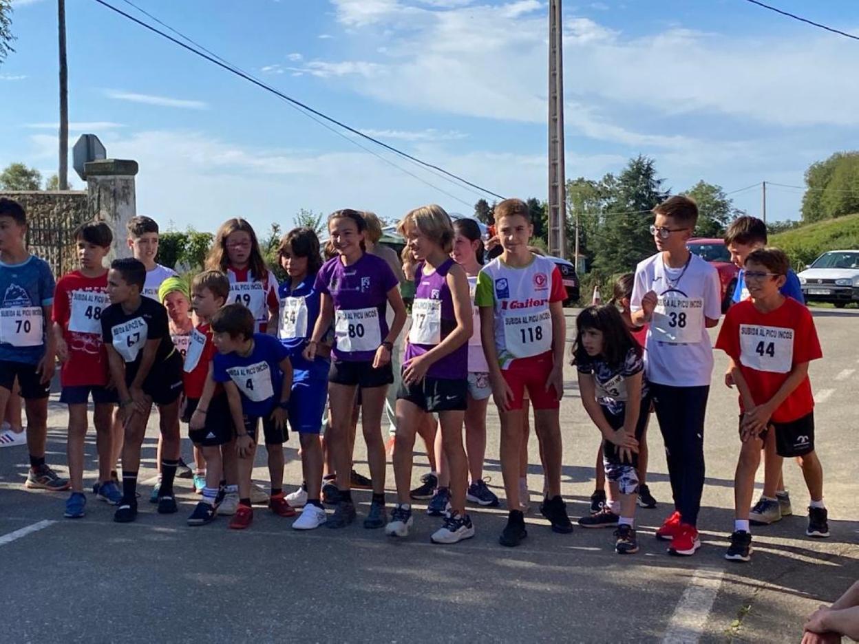 Participantes en las categorías infantiles, listos para la carrera. 