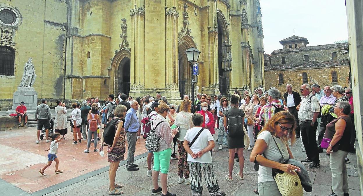 Decenas de personas, turistas en su mayoría, en la plaza de la Cateral durante su visita a Oviedo. 