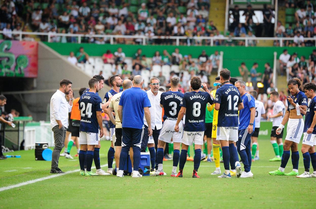 Bolo da instrucciones a sus futbolistas durante la pausa de hidratación en el partido del Sardinero.