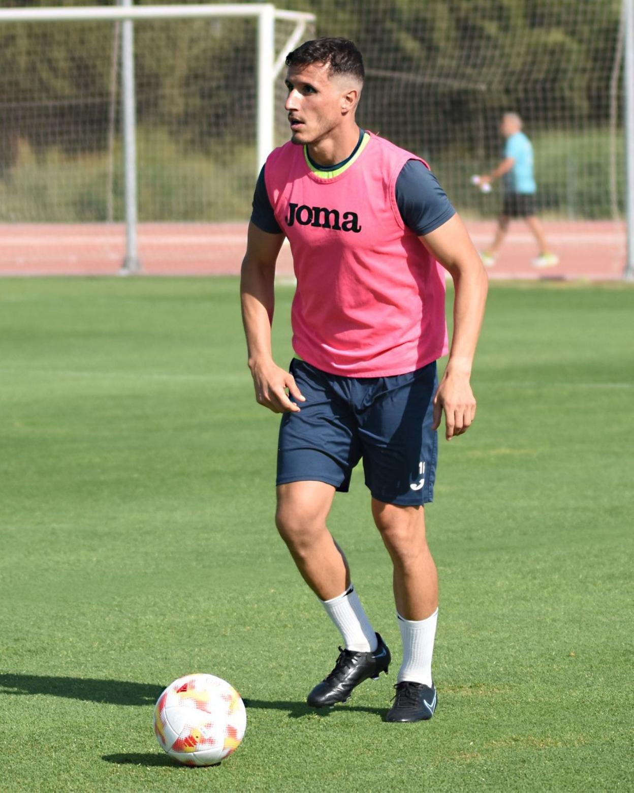 Christian Fernández, en un entrenamiento con el Fuenlabrada.