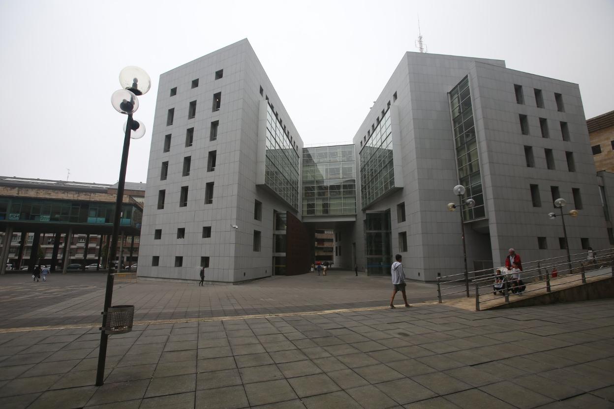 Varias personas pasean por los alrededores del Palacio de Justicia de Llamaquique. 