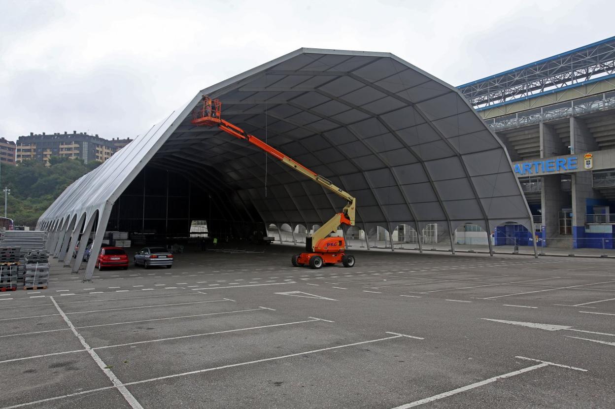 Avanza rápidamente el montaje de la carpa en el recuperado recinto de conciertos de La Ería. 