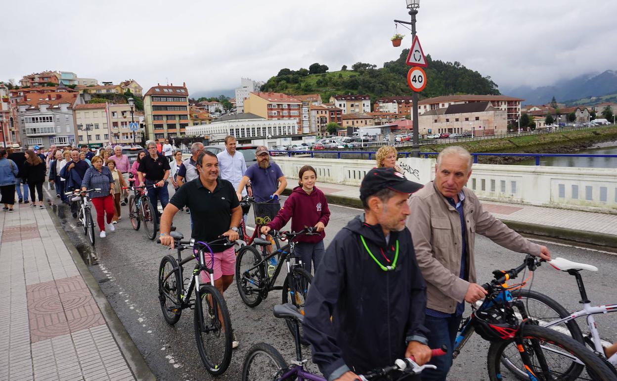 Manifestación para exigir un carril bici en la futura obra del puente de Ribadesella. 