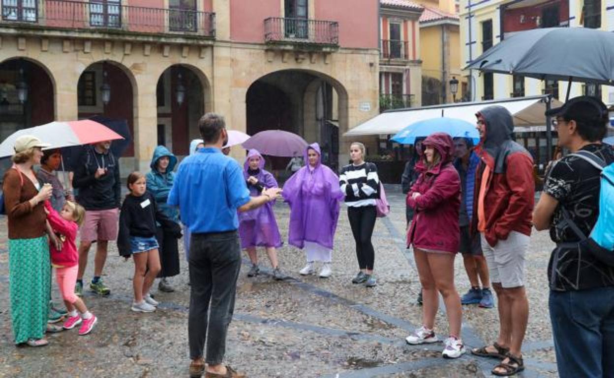 Turistas durante este mes de julio en Gijón. 