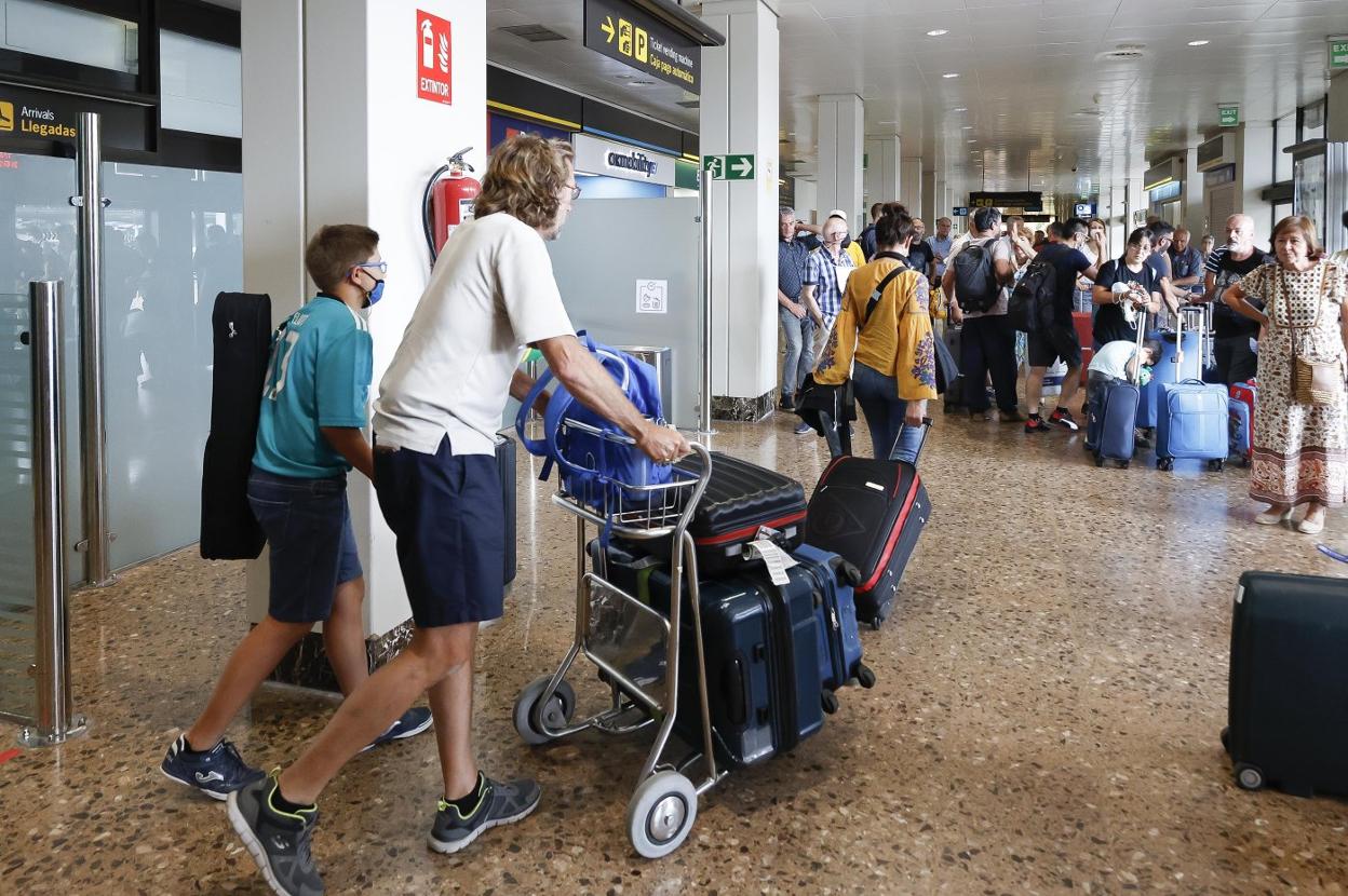 Turistas recién llegados al aeropuerto de Asturias. 