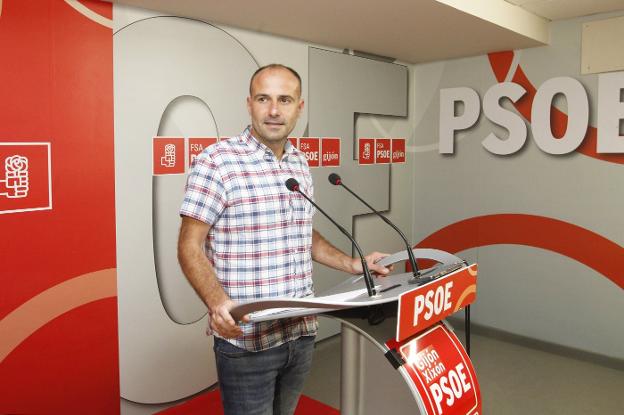 El secretario de Organización del PSOE de Gijón, César González, ayer, en la Casa del Pueblo.