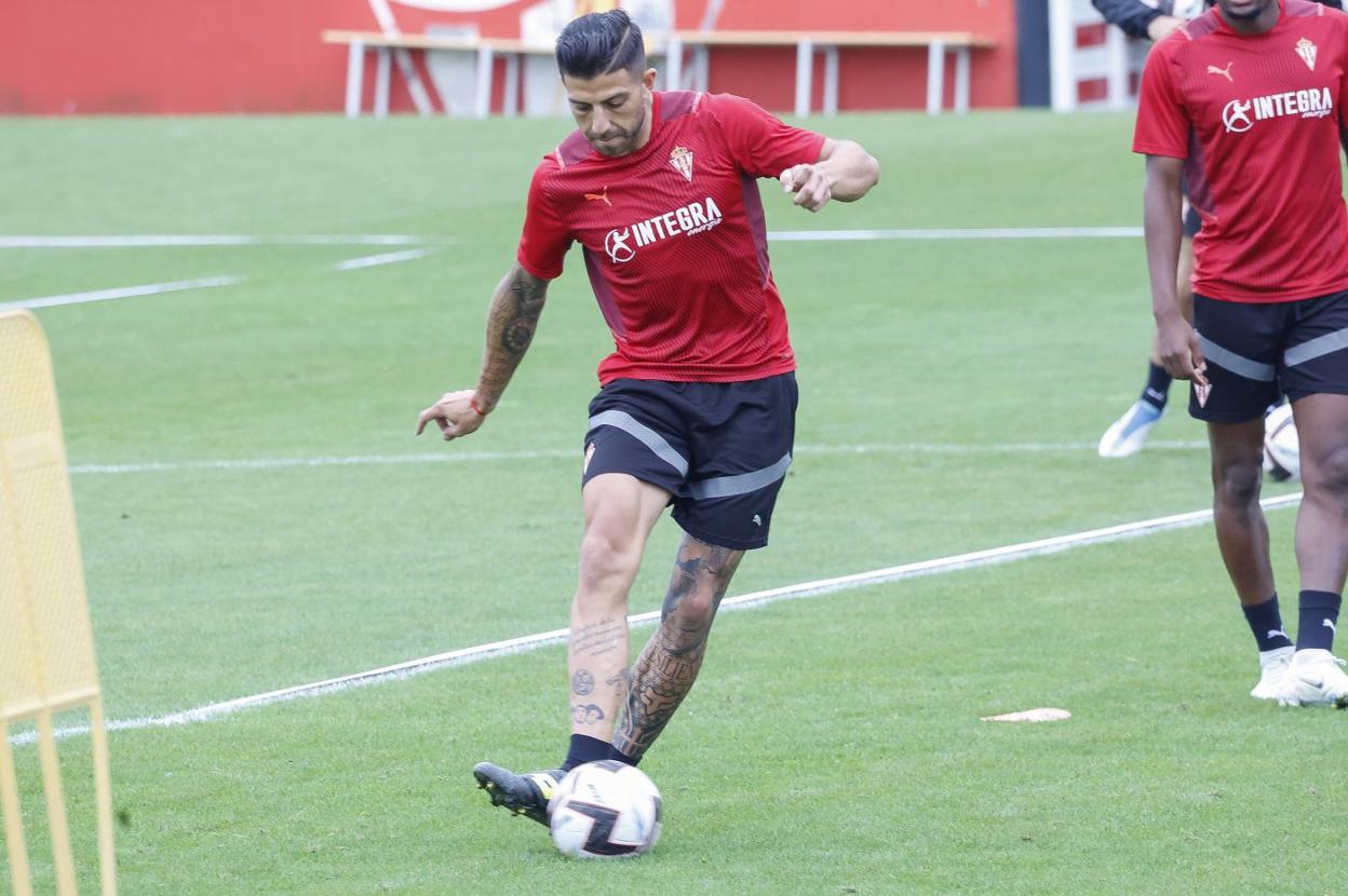 El uruguayo Gio Zarfino, durante el entrenamiento de ayer en las instalaciones de Mareo. 