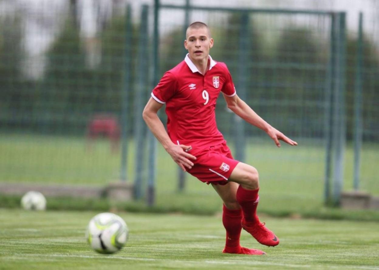 El delantero Uros Milovanovic, próximo fichaje del Sporting, durante un partido con la Selección Sub 21 de Serbia.