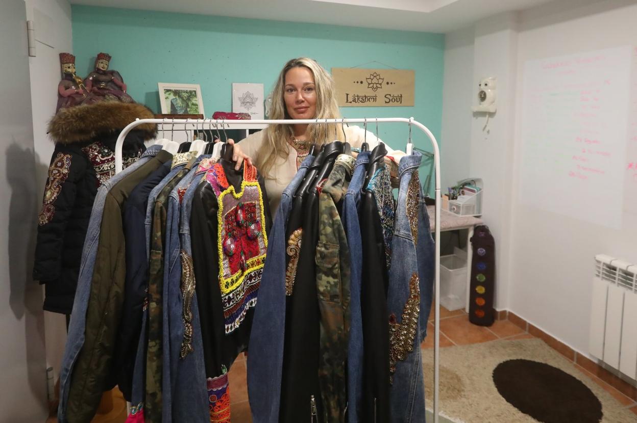 En su taller de Trasona, Isabel Martínez personaliza cazadoras, diseña faldas y crea vestidos de novia.