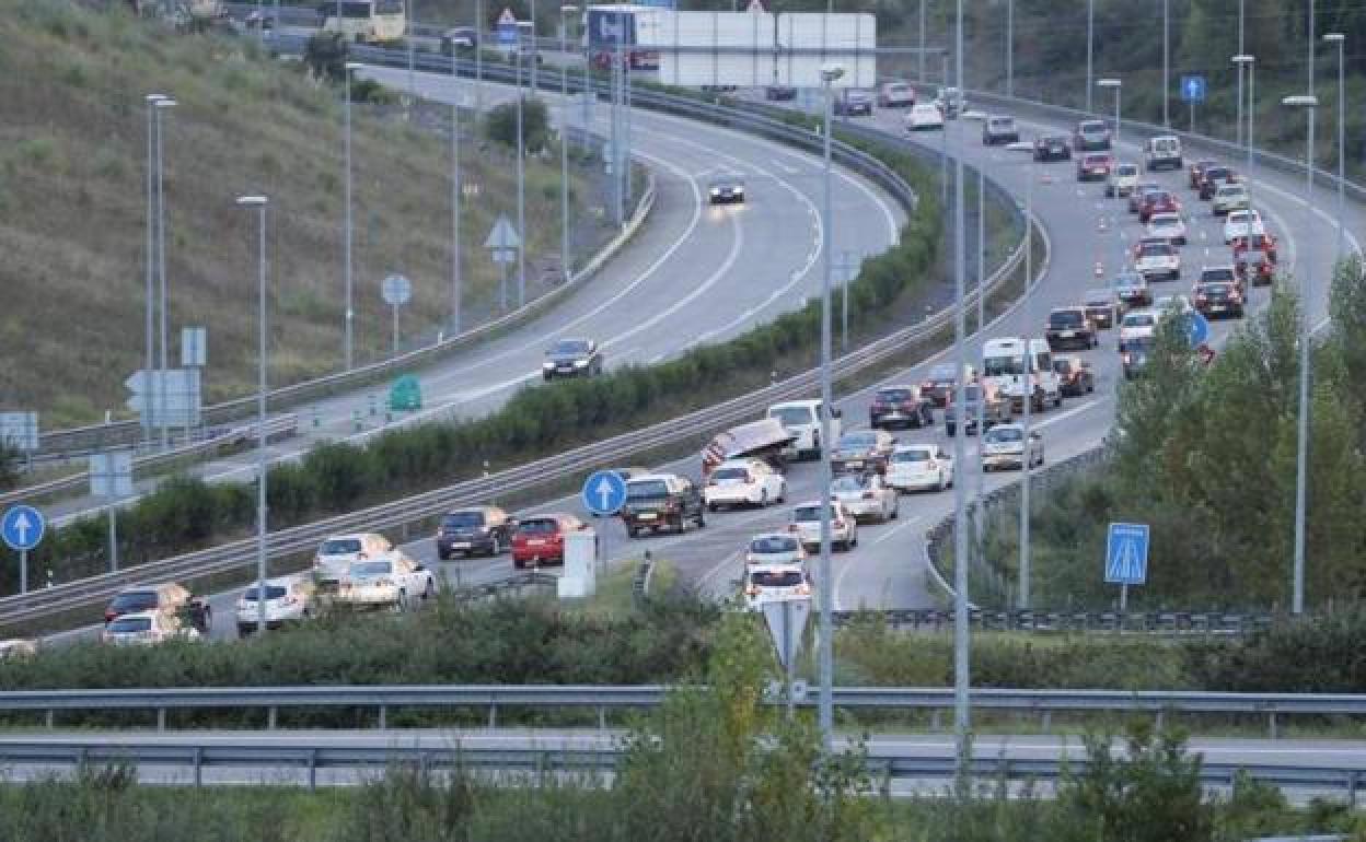 Las distracciones al volante se cobran la vida de más de 300 personas cada año en el país