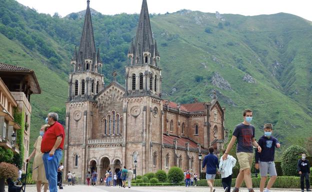 Turistas paseando ante la Basílica de Nuestra Señora de Covadonga