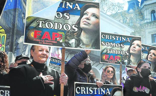 Manifestantes exhiben pancartas en Buenos Aires en apoyo a la exmandataria.