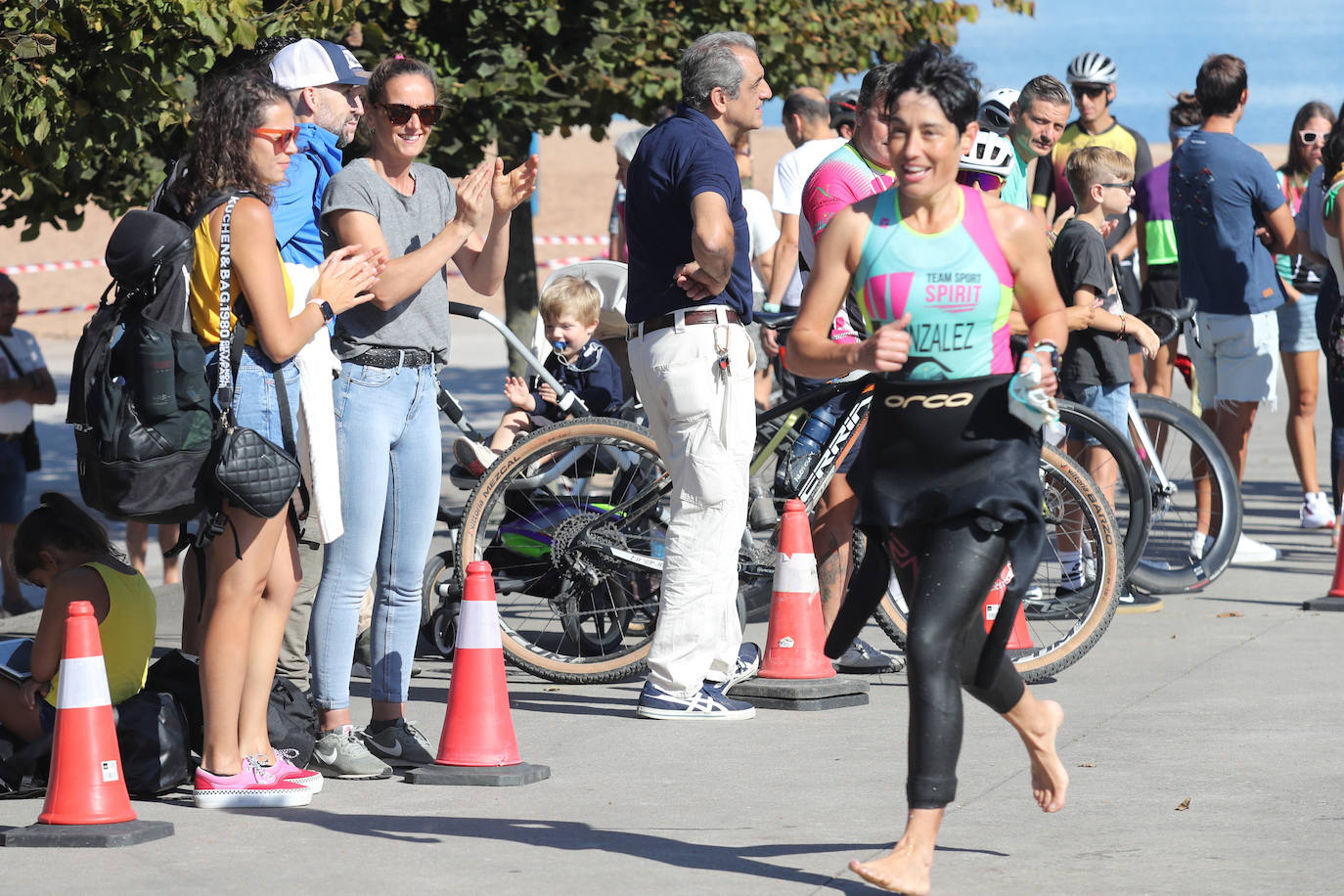 Fotos: Casi 150 deportistas compiten en el regreso del Triatlón del Santa Olaya